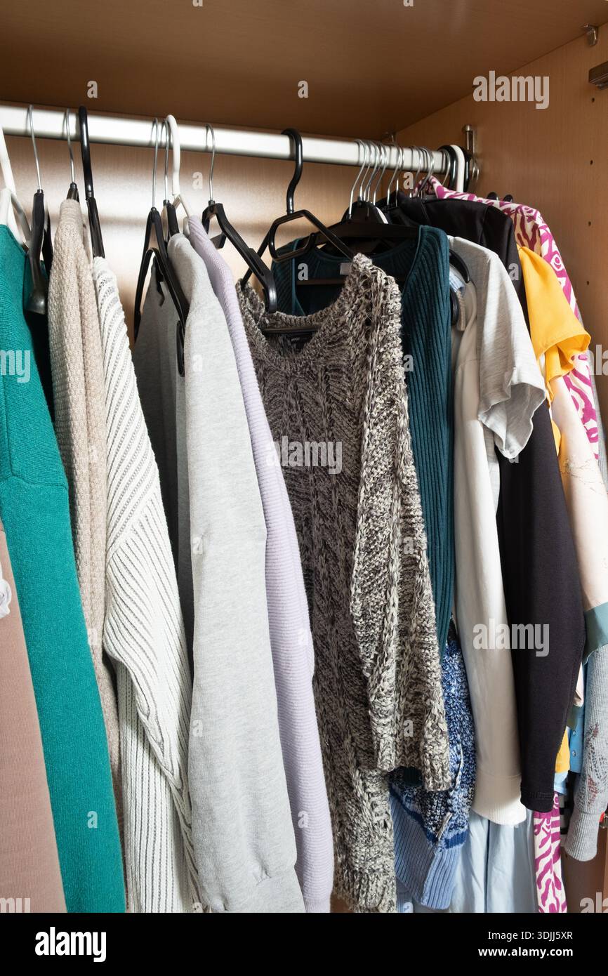 Ästhetischer Kleiderschrank mit neutraler und weicher Kleidung. Stockfoto
