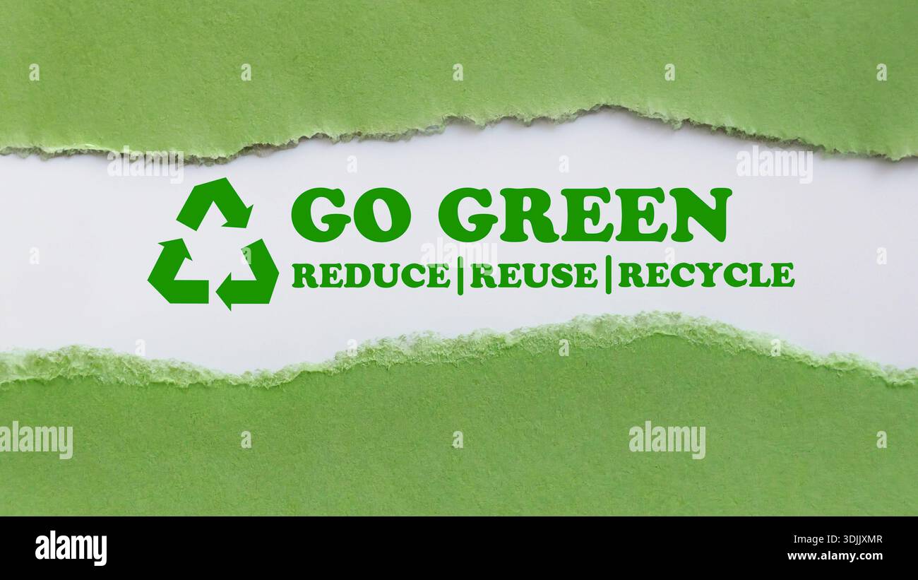 „Go Green“-Poster mit Recycling-Symbol und „Reuse Recycle“-Meldung Stockfoto