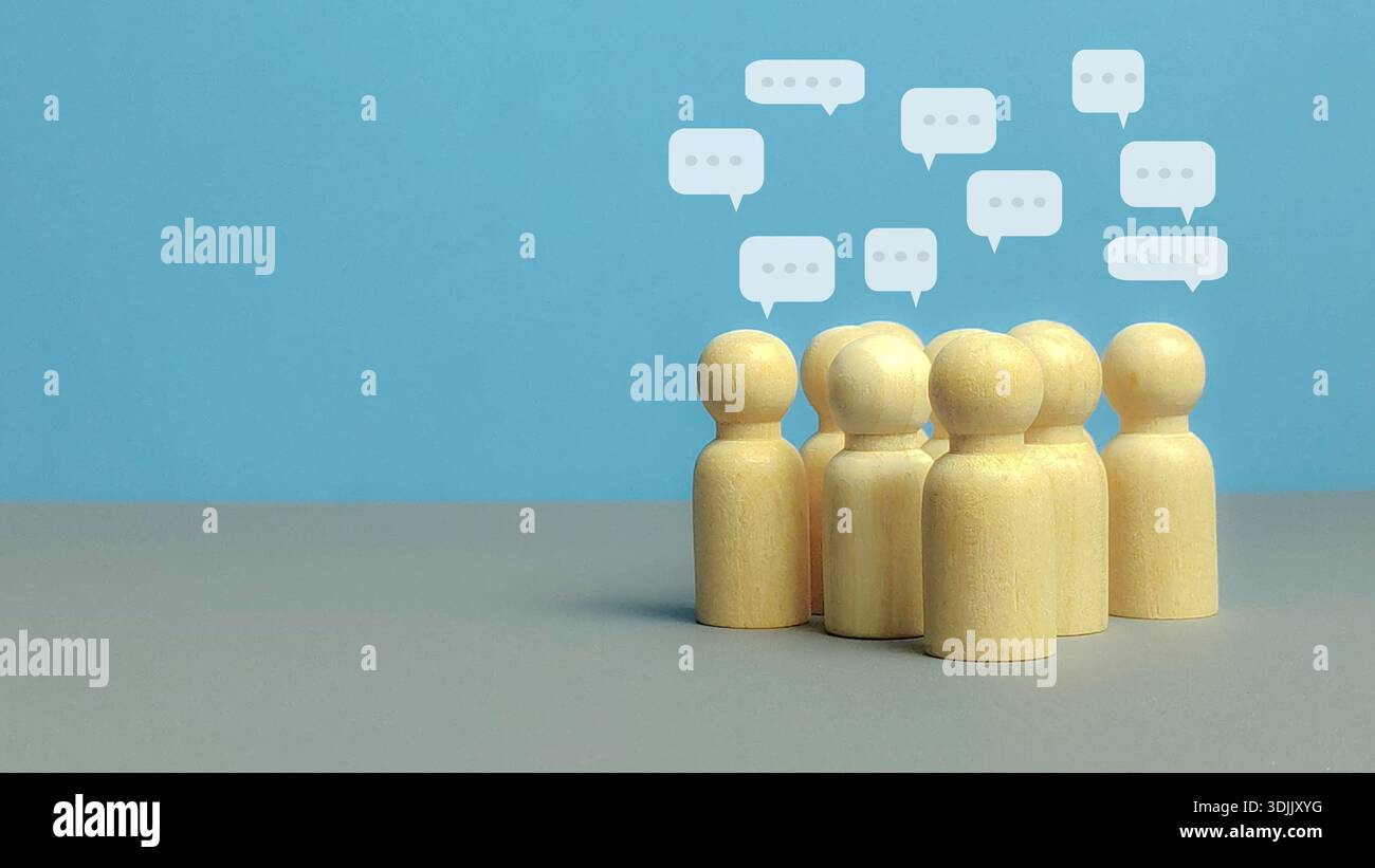 Holzfiguren mit Sprechblasen für Gruppendiskussion und soziale Interaktion Stockfoto