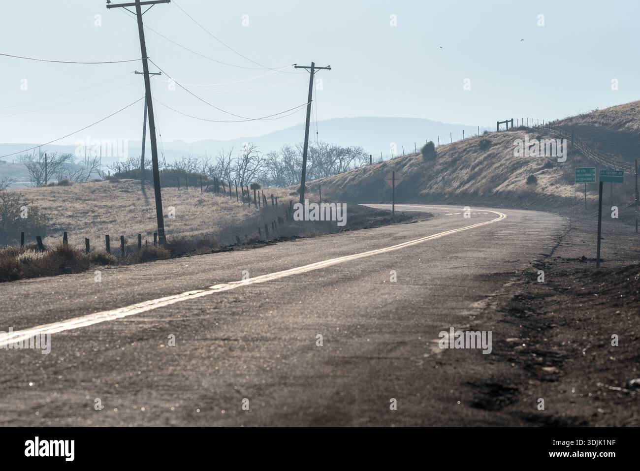 Road im ländlichen Kern County, Kalifornien, USA. Stockfoto