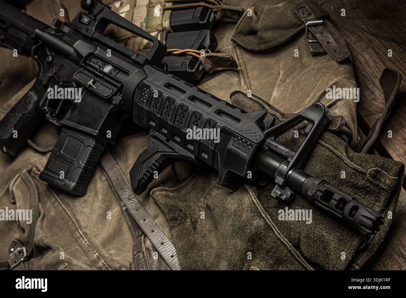 Nahaufnahme eines schwarzen taktischen Sturmgewehrs auf militärischem Segeltuch. Stockfoto