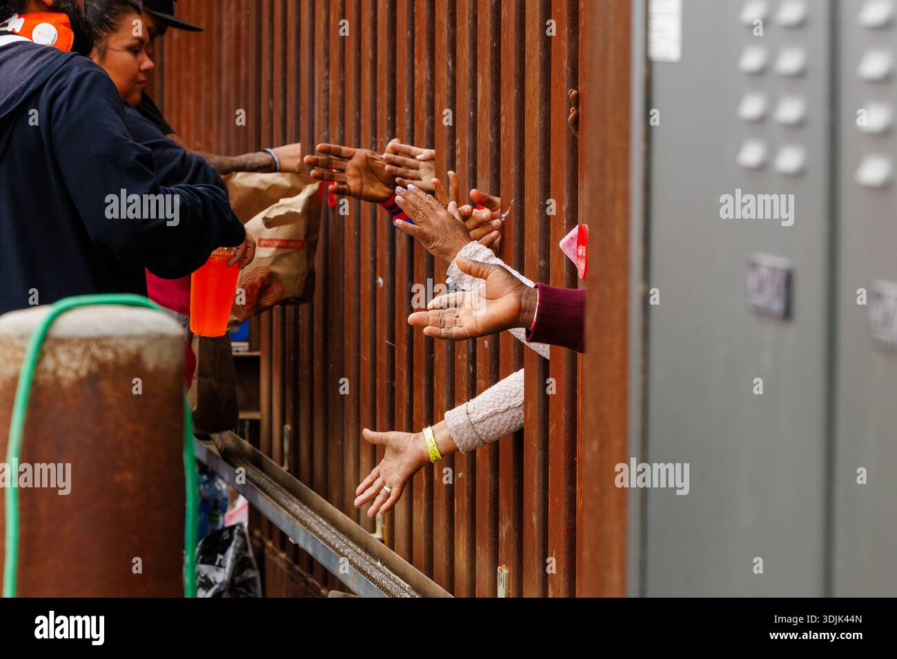 Mai 2023 gelangen Migranten durch Lücken in der Grenzmauer, um nach Ablauf von Titel 42 von Freiwilligen in der Nähe der Dairy Mart Road Nachschub zu erhalten. Stockfoto