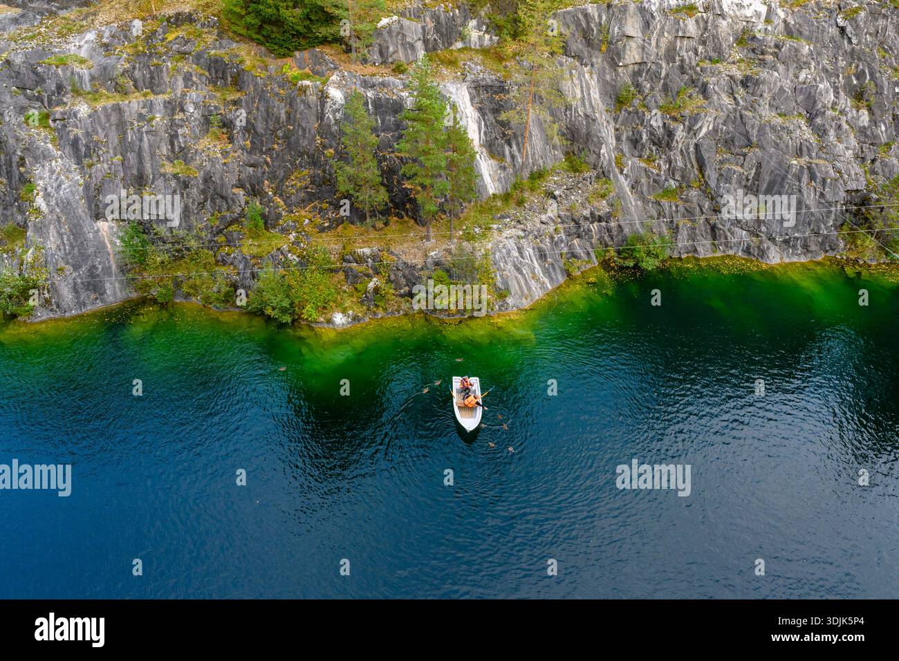 Sortavala, Russland - 14. September 2024: Marmorschlucht im Bergpark von Ruskeala, Karelien, Russland. Wunderschöne Naturlandschaft. Stockfoto