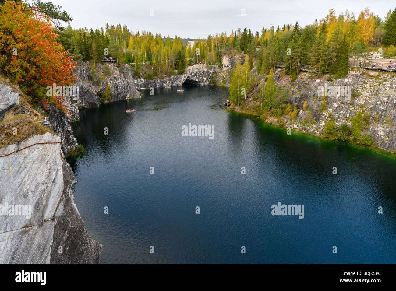 Sortavala, Russland - 14. September 2024: Marmorschlucht im Bergpark von Ruskeala, Karelien, Russland. Wunderschöne Naturlandschaft. Stockfoto