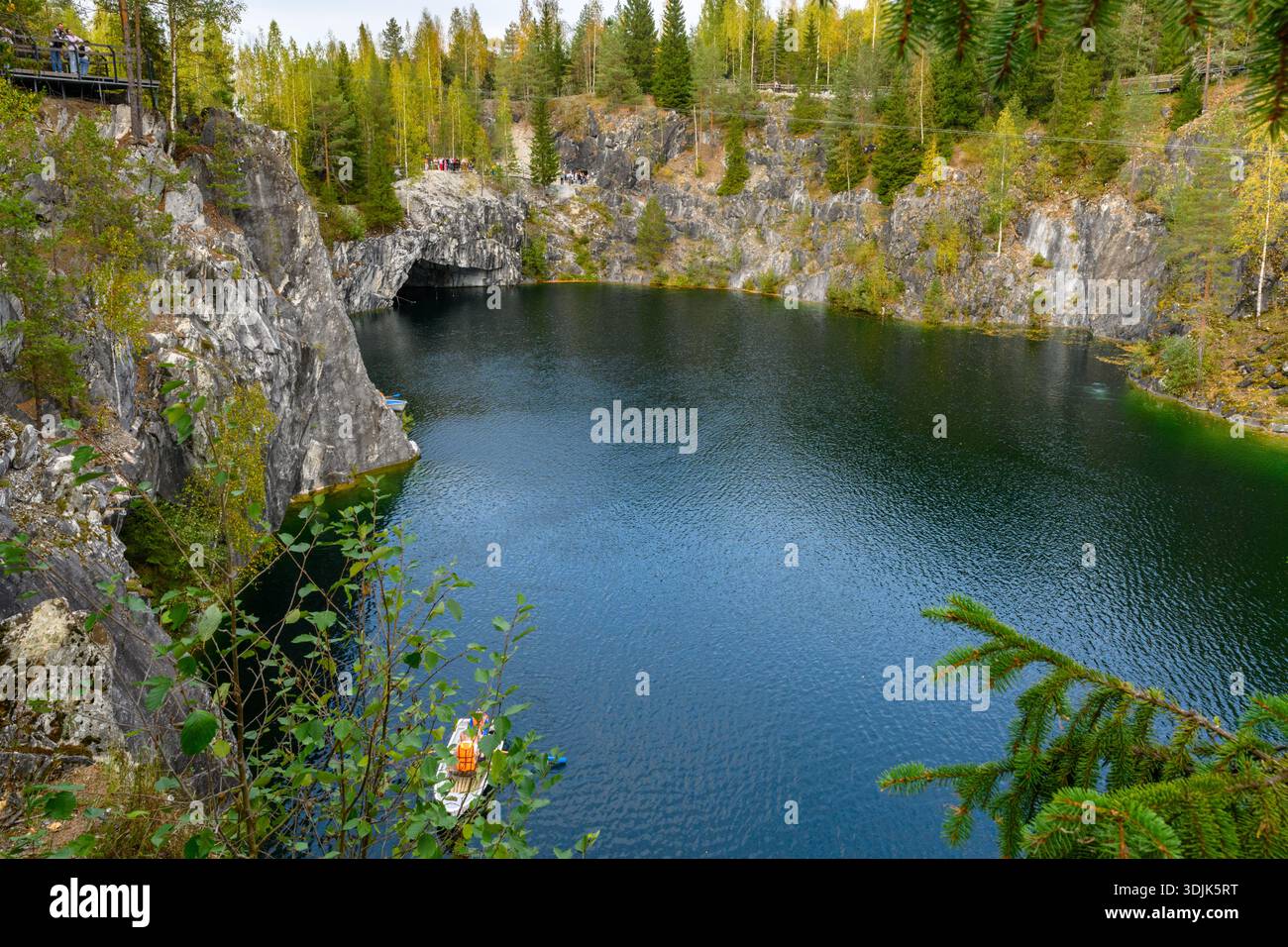 Sortavala, Russland - 14. September 2024: Marmorschlucht im Bergpark von Ruskeala, Karelien, Russland. Wunderschöne Naturlandschaft. Stockfoto