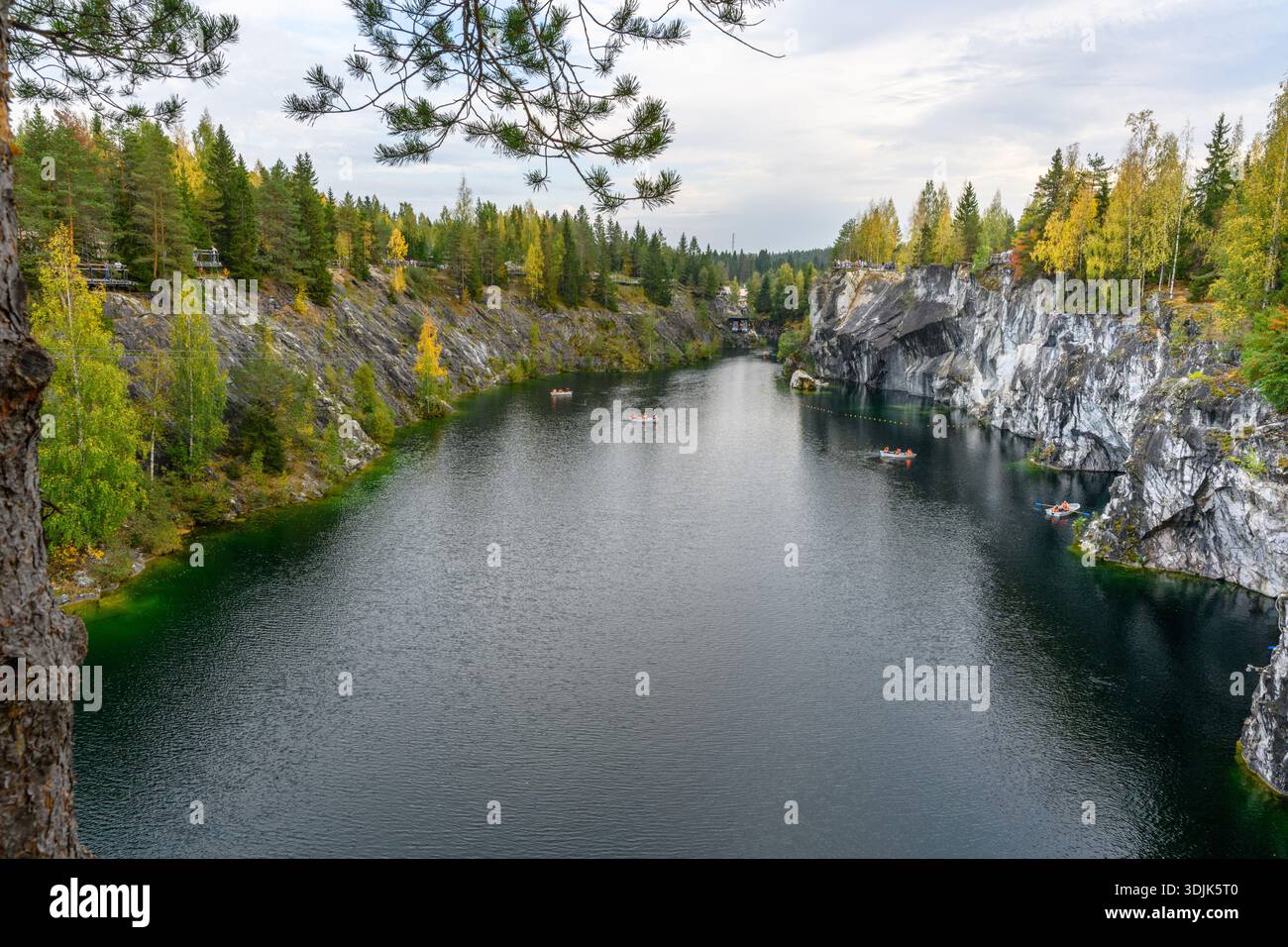 Sortavala, Russland - 14. September 2024: Marmorschlucht im Bergpark von Ruskeala, Karelien, Russland. Wunderschöne Naturlandschaft. Stockfoto