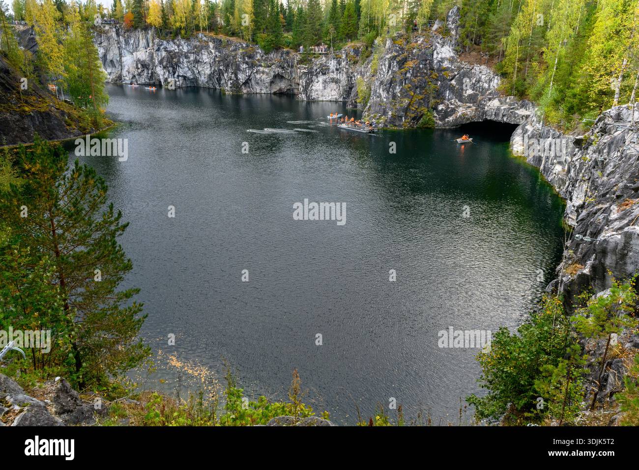 Sortavala, Russland - 14. September 2024: Marmorschlucht im Bergpark von Ruskeala, Karelien, Russland. Wunderschöne Naturlandschaft. Stockfoto