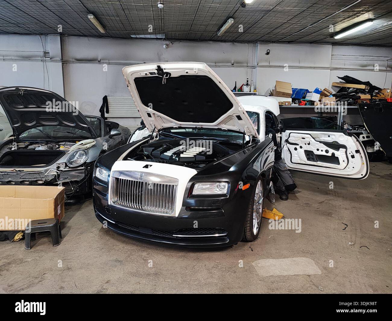 Vilnius, Litauen - 24. 03. 2025 - Luxus-Rolls-Royce Wraith mit mechanischem Defekt wird in einer Autowerkstatt gewartet Stockfoto