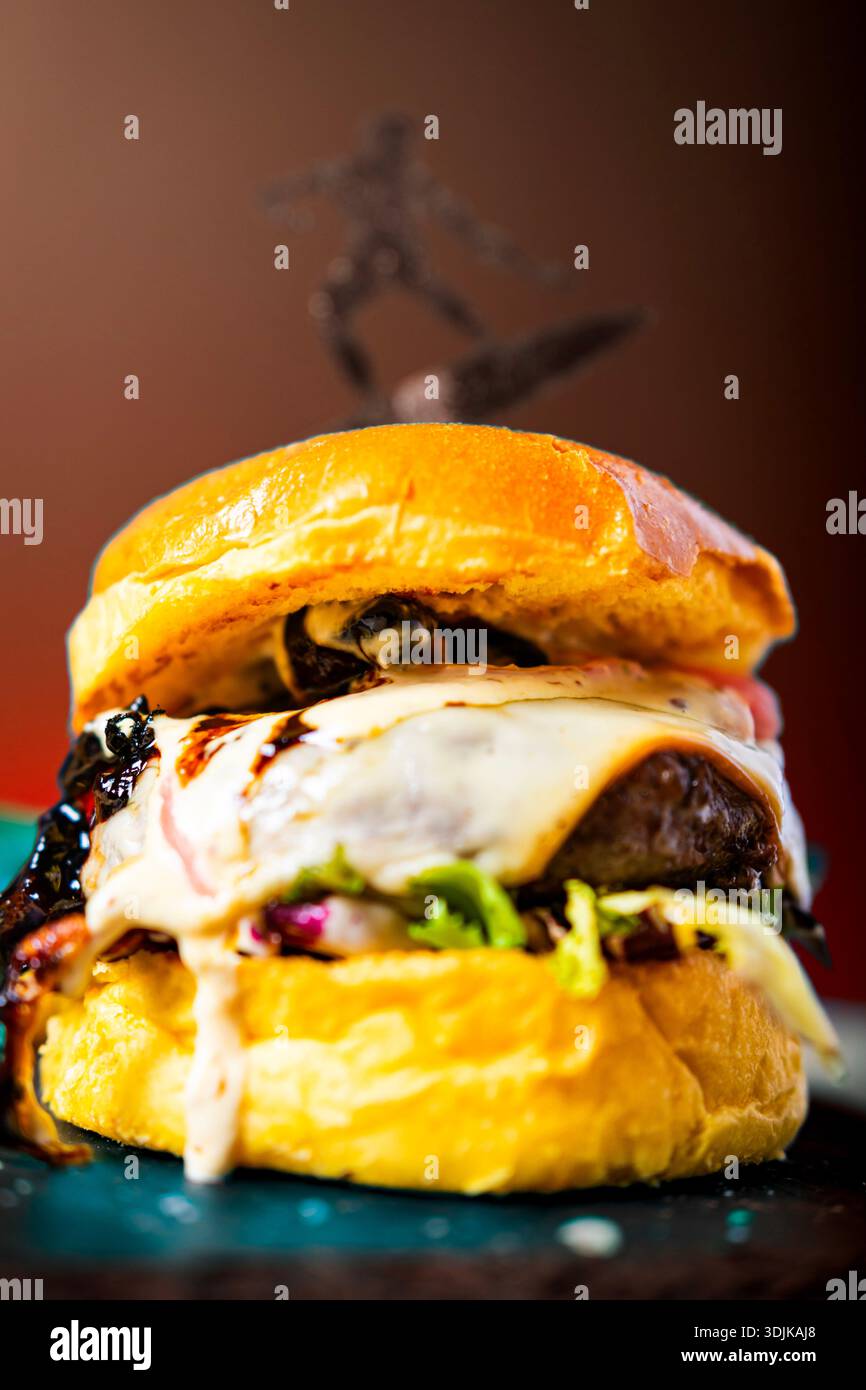Köstlicher Beef Burger mit frischen Zutaten und einer einzigartigen Surfer-Silhouette Stockfoto