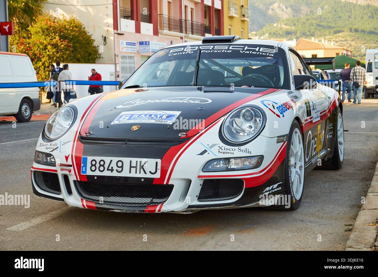 Ein Porsche 997 GT3 Cup Rallyefahrzeug auf dem Servicepark des VI Rallye Bodegas Xaló 2018 Rallyefahrzeuges (Xaló, Marina Alta, Alicante, Spanien) Stockfoto