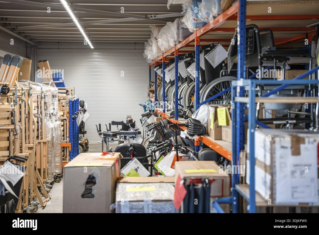 Lagerraum mit Regalen voller Rollstühle und Kisten, Industrie und organisierte, medizinische Versorgung Lager Stockfoto