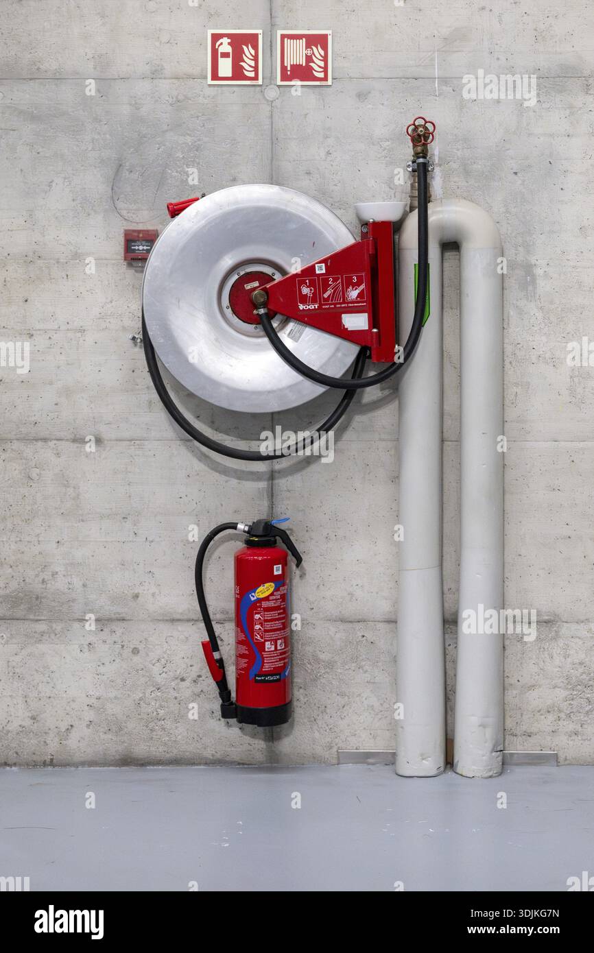 Symbolisches Foto von Feuerlöscher und Wasserschlauch, Bern, Schweiz Stockfoto