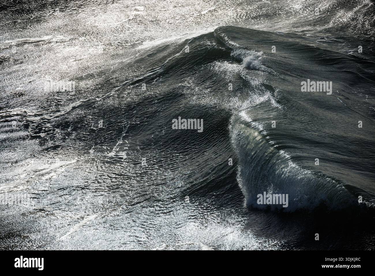 Ein Bild einer brechenden Welle in cornwall Stockfoto