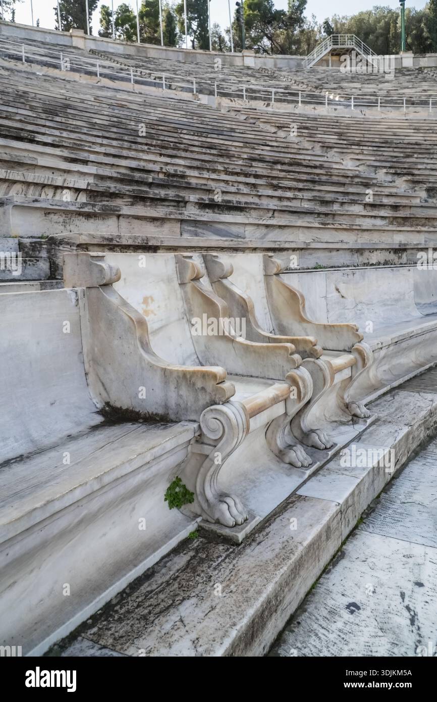 Panathenaic Stadium, Kallimarmaro. Nahaufnahme der zeremoniellen Marmorthronen (offizielle Sitzplätze) im antiken Stadion, Austragungsort der Olympischen Spiele 1896 Stockfoto
