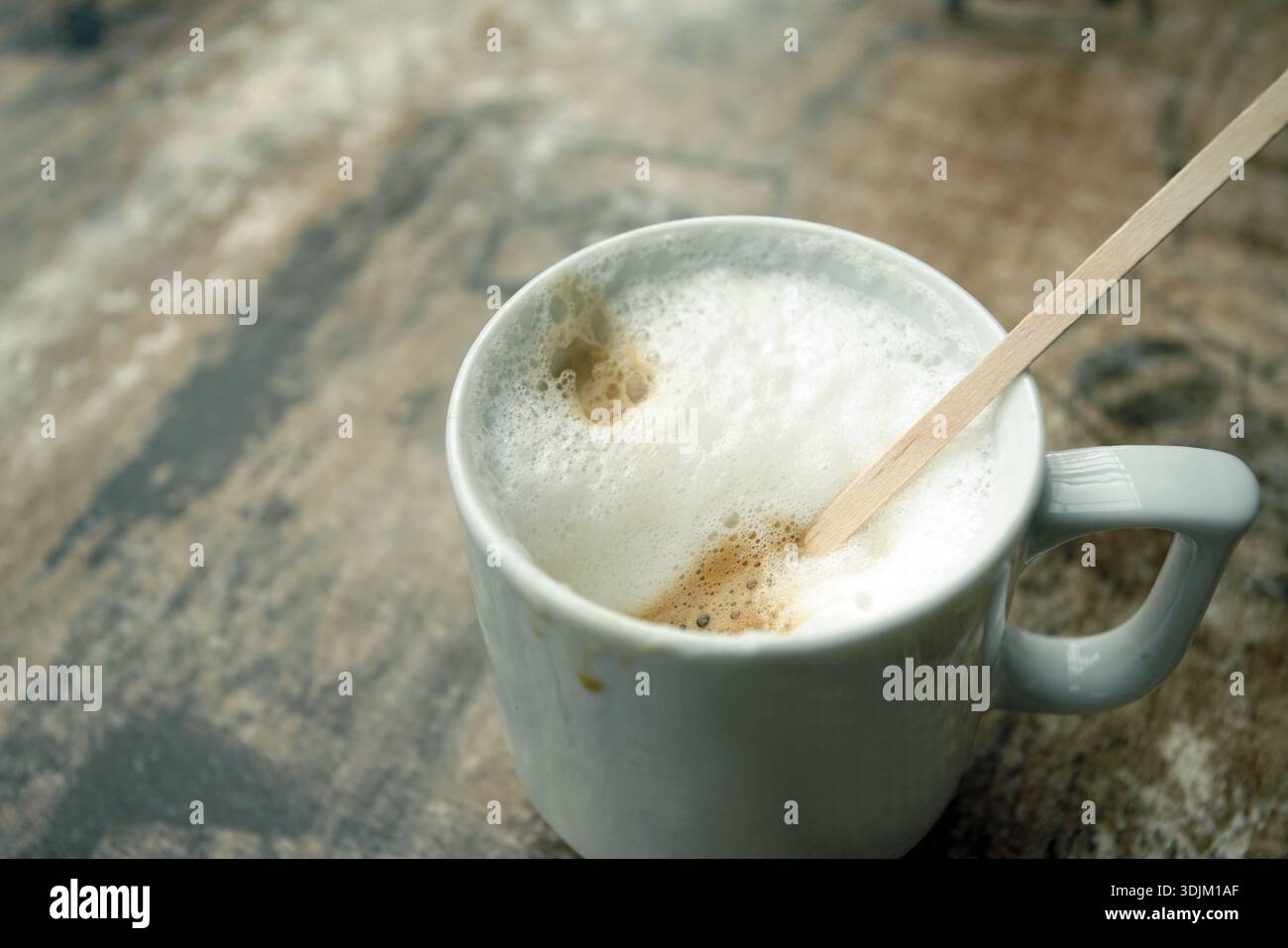 Cappuccino in Deutschland (evtl. aus einem Café oder einer Selbstbedienungskaffeemaschine) in Berlin (oder HAMBURG oder Hannover oder köln oder Düsseldorf oder München) Stockfoto