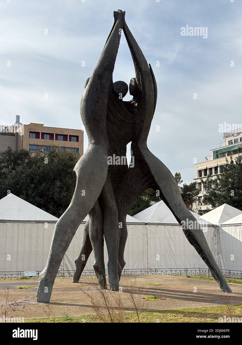 Denkmal für die Helden des Widerstands, Klafthmonos Platz (Πλατεία Κλαυθμώνος), Athen. Modernistische Bronzeskulptur zum Gedenken an den griechischen Widerstand des Zweiten Weltkriegs Stockfoto