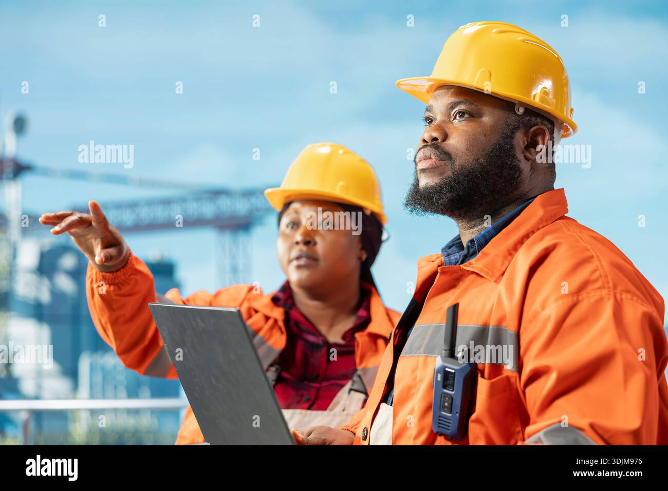 Nahaufnahme eines Offshore-Plattformentwicklungsteams, das Derrick-Managementsysteme für eine effizientere Ölförderung konfiguriert. Bohrgerätkollegen, die Meeresbodenanalysen mit Laptop-Software durchführen Stockfoto
