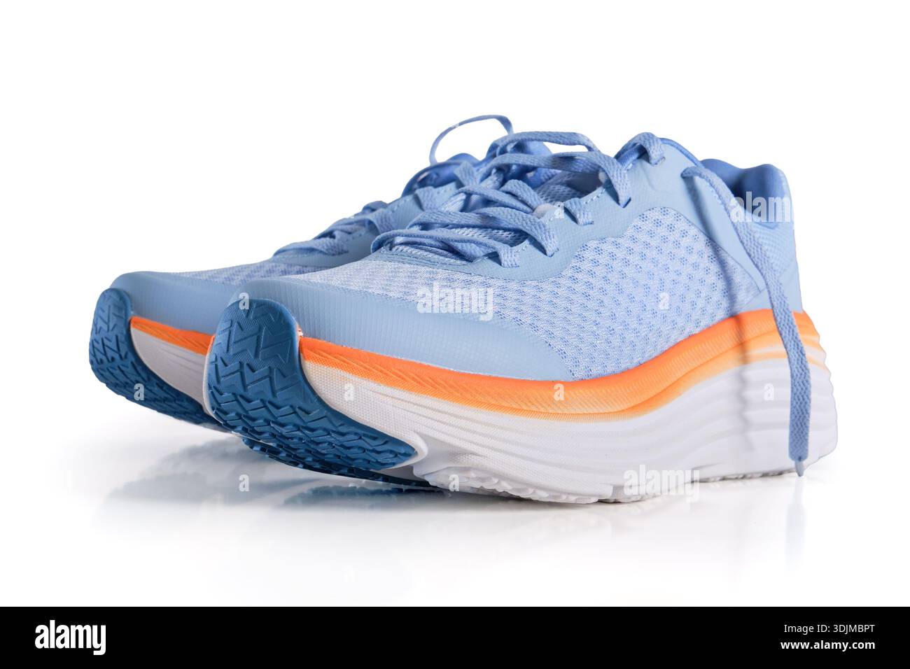 Ein Paar blaue Laufschuhe mit orangefarbenen Akzenten und Mesh-Material Stockfoto