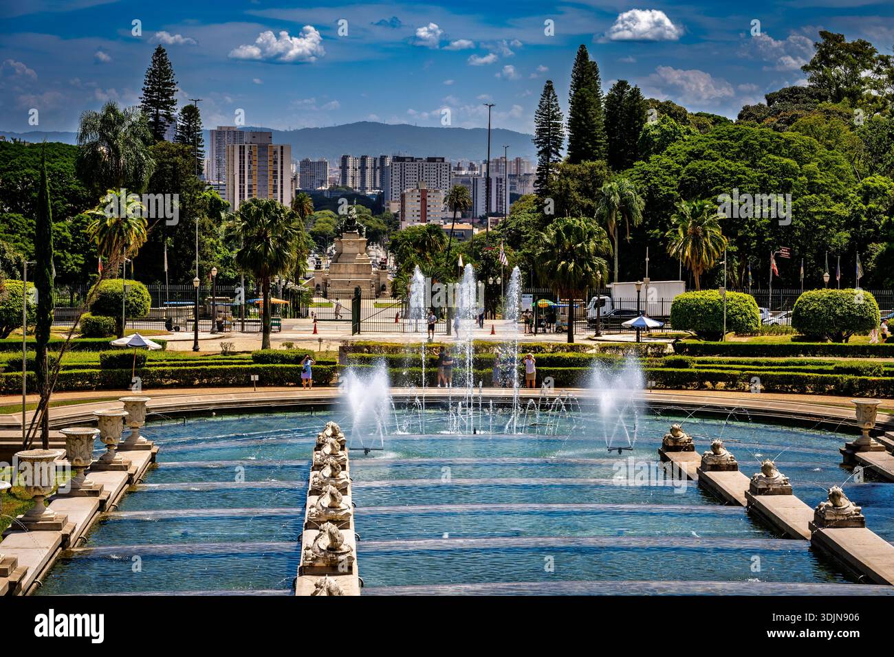 Belo Horizonte, Brasilien--27. Februar 2025. Der Park bietet Springbrunnen, Skulpturen und üppiges Grün, was eine malerische urbane Oase schafft Stockfoto