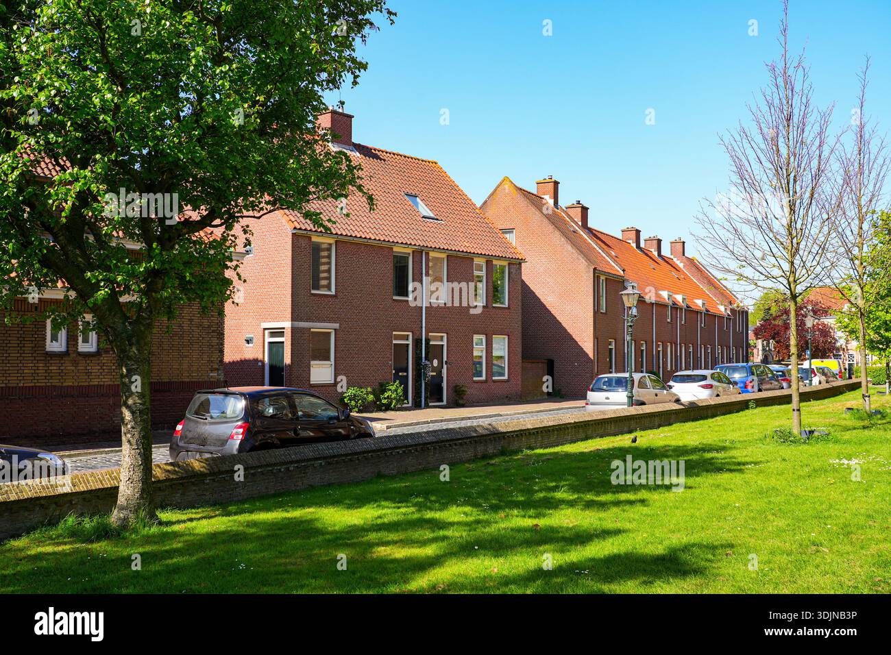 Moderne Terrassenhäuser aus rotem Backstein in einer ruhigen Wohngegend von Brielle, Südholland, Niederlande Stockfoto