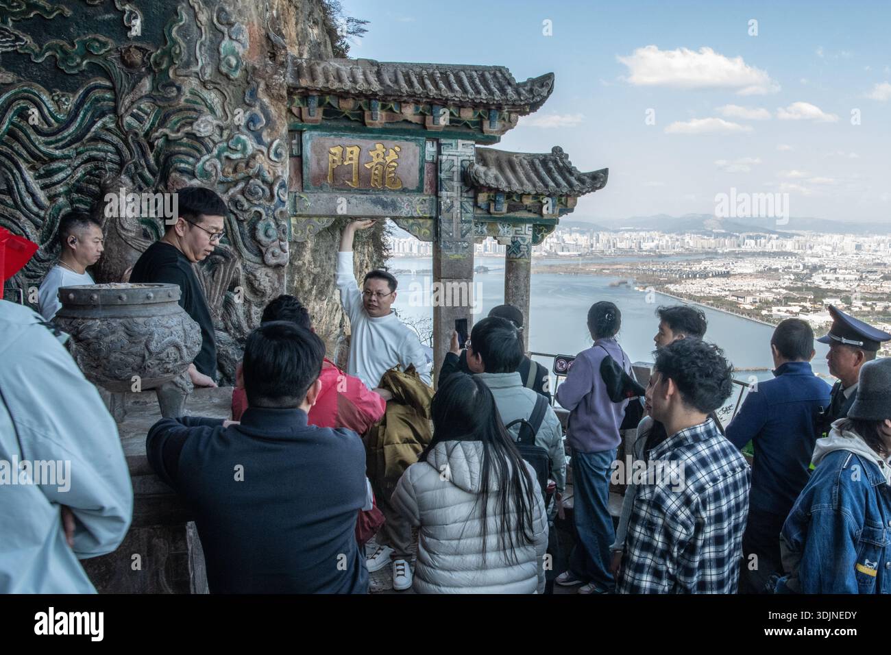 Das Drachentor auf einer Klippe mit Blick auf Kunming ist ein altes aus Stein gehauenes Tor, das zu einem Reiseziel für Touristen geworden ist. Stockfoto