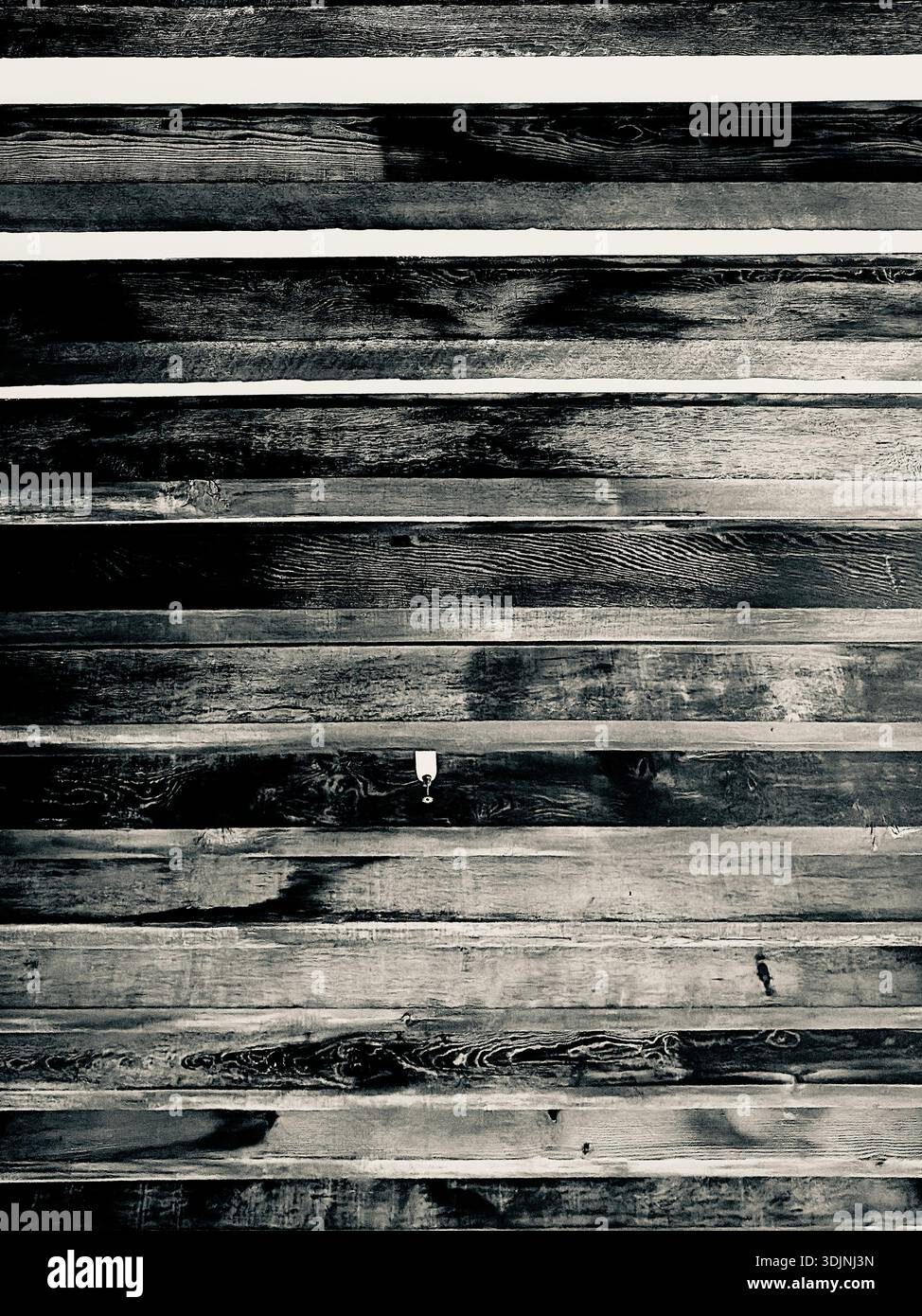 Schwarz-weiße Holzstruktur mit horizontalen Dielen, natürliches Holzmaserungsmuster, geeignet als rustikaler Hintergrund für Design und kreative Projekte - Smartphone-aufgenommenes Stockfoto