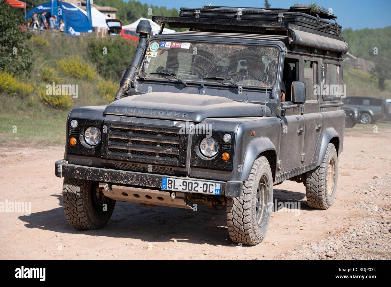 Vorderansicht eines schmutzigen schwarzen Land Rover Defender 110 (langer  Radstand), ausgestattet mit Schnorchel, Dachtrger und Dachzelt, Fahren auf  staubigen Wegen bei A Stockfotografie - Alamy