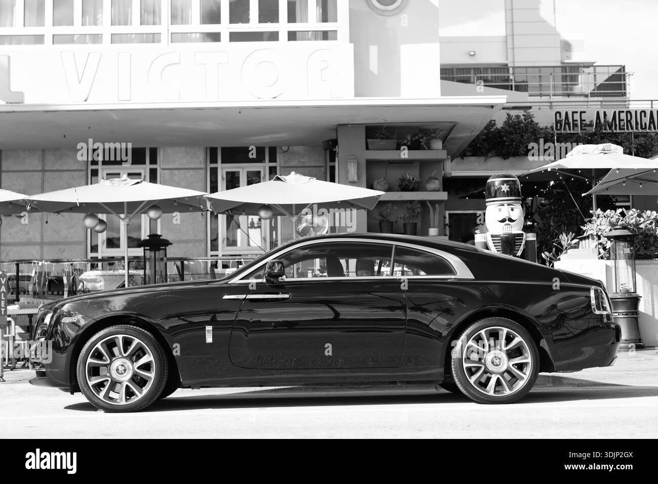 Miami, Florida, USA – 09. Dezember 2024: Black 2018 Rolls Royce Wraith. Luxuswagen von Rolls Royce Wraith. Auto von Rolls Royce Wraith parkt im Freien Stockfoto