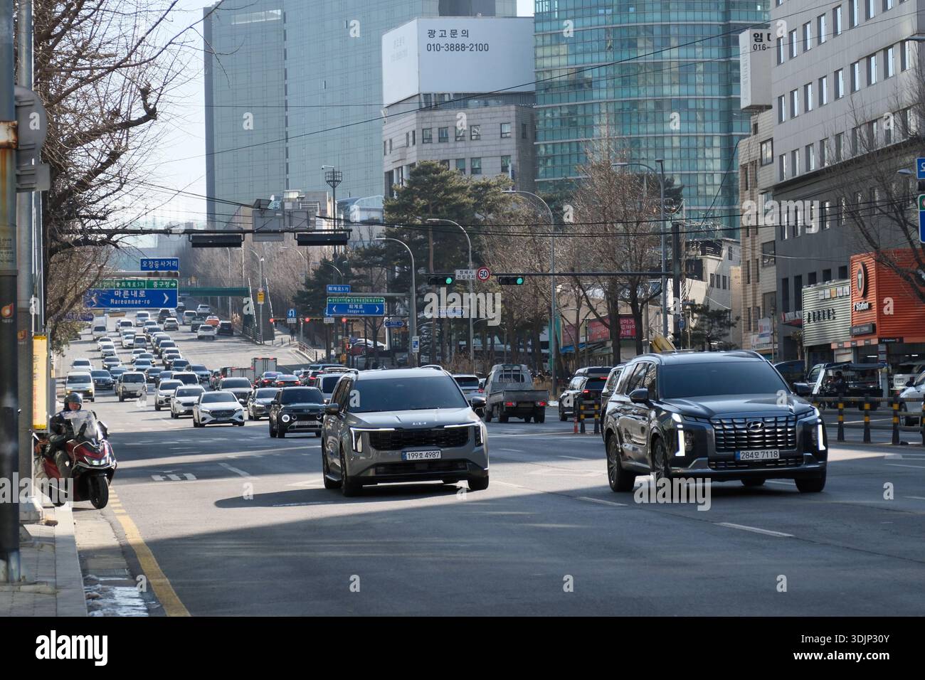 Seoul, Südkorea: Vielspurige Straße mit Autos und Geländewagen, die durch ein zentrales Stadtviertel Dongdaemun fahren Stockfoto