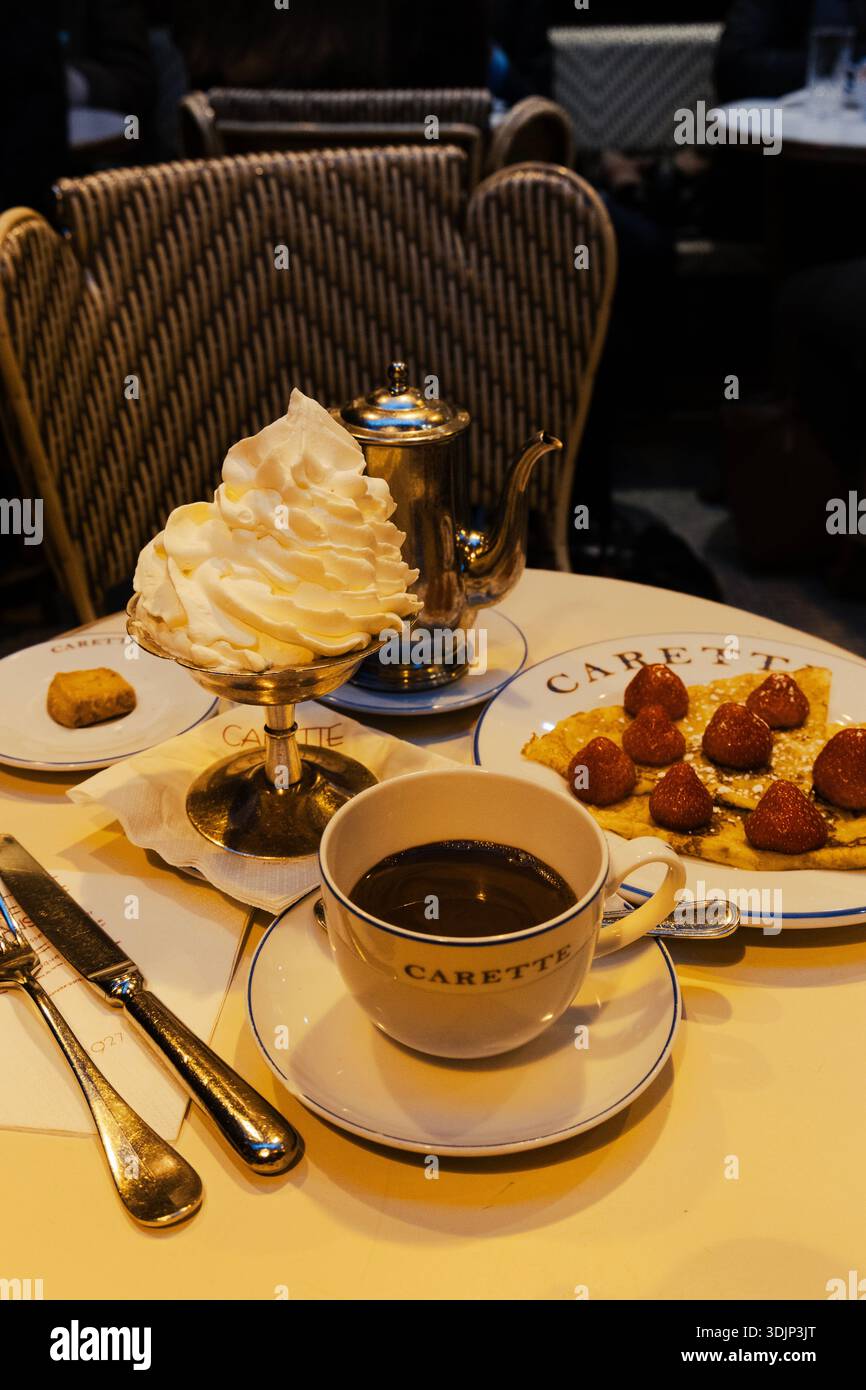 Berühmte heiße Schokolade mit Sahne in Carette, Paris, Frankreich Stockfoto