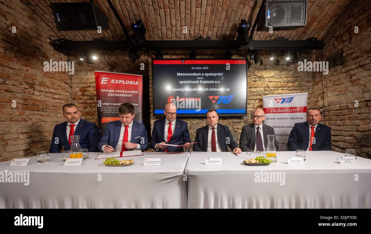 Explosia Von links: Der kaufmännische Direktor von Explosia Roman Prihonsky, der ...