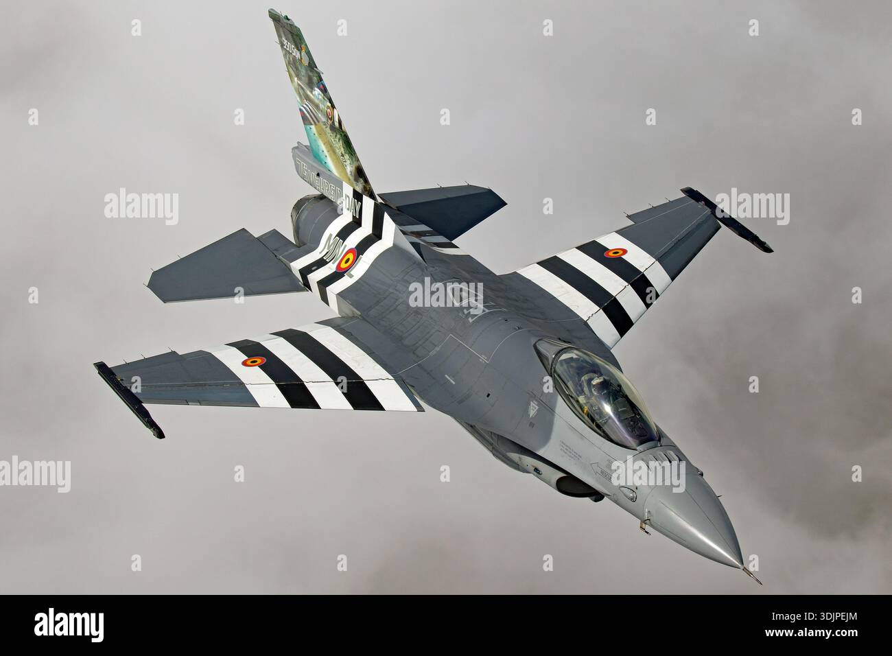 Die belgische Luftwaffe F-16AM Fighting Falcon FA-124 fliegt in einer Luft-Luft-Sequenz beim Royal International Air Tattoo 2019. Diese aufgerüstete F-16-Variante ist ein einmotoriger Mehrzweckjäger, der von einem Pratt & Whitney F100-PW-220 Turbofan angetrieben wird. Das Flugzeug zeigt eine besondere Lackierung zum 75. Jahrestag des D-Day mit unverwechselbarer Heckkunst und Staffelmarkierungen von 349 Squadron. Das Bild zeigt das Cockpit und den vorderen Rumpf im Flug. Stockfoto