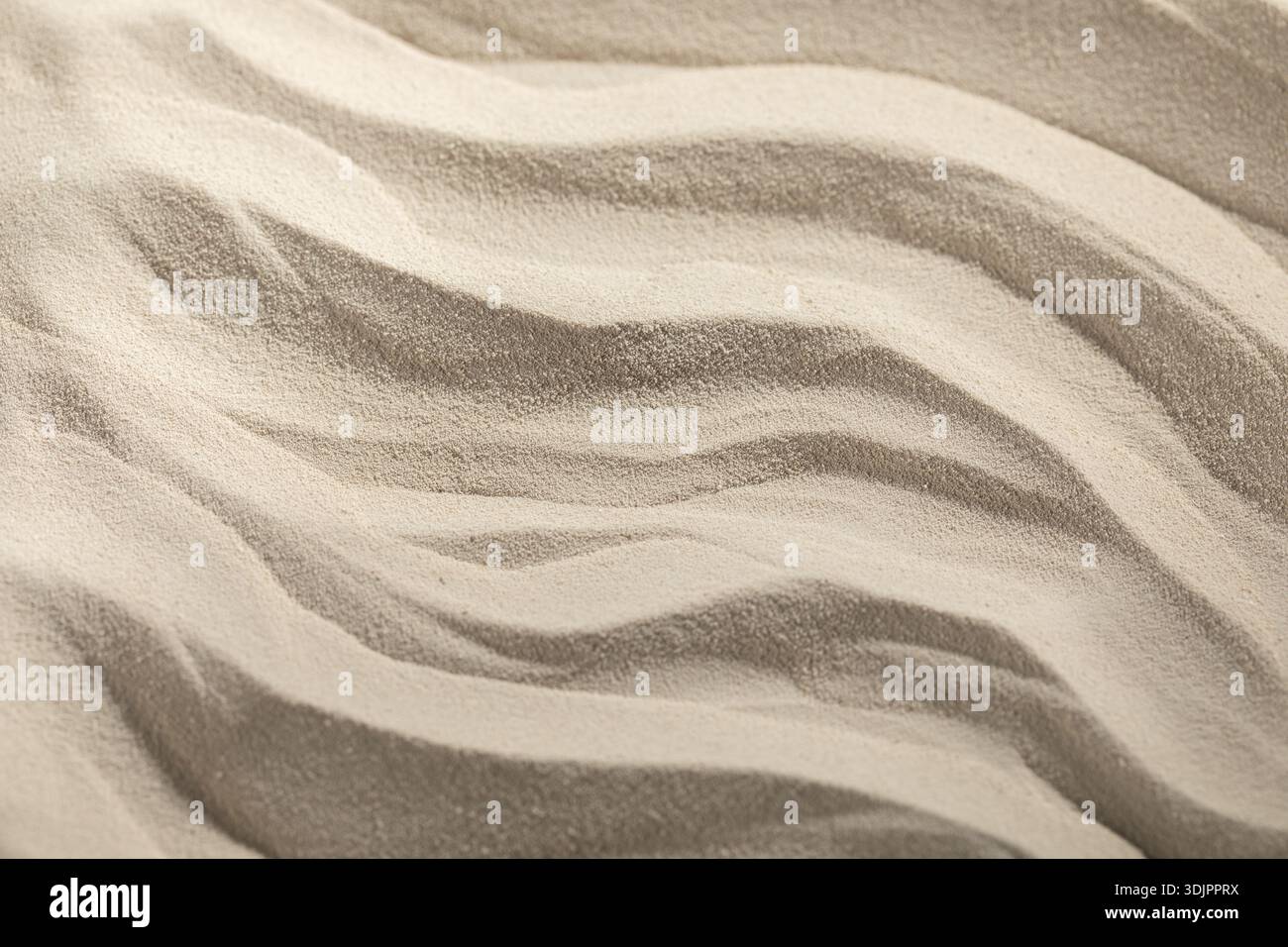 Ein Top-Down-Makrofoto zeigt den nano-Katalysator in cremeweißer oder beigefarbener Farbe, der in einer glatten, bewussten Spirale mit einer körnigen, matten Textur angeordnet ist. Stockfoto