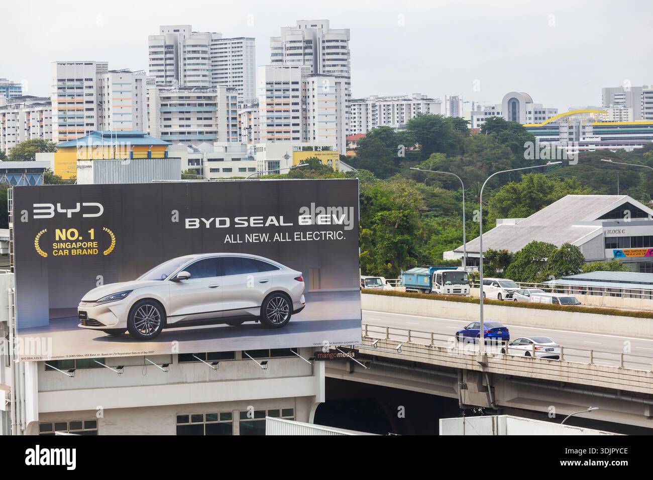 BYD-Werbung für Elektroautos neben der Schnellstraße. Singapur. Stockfoto