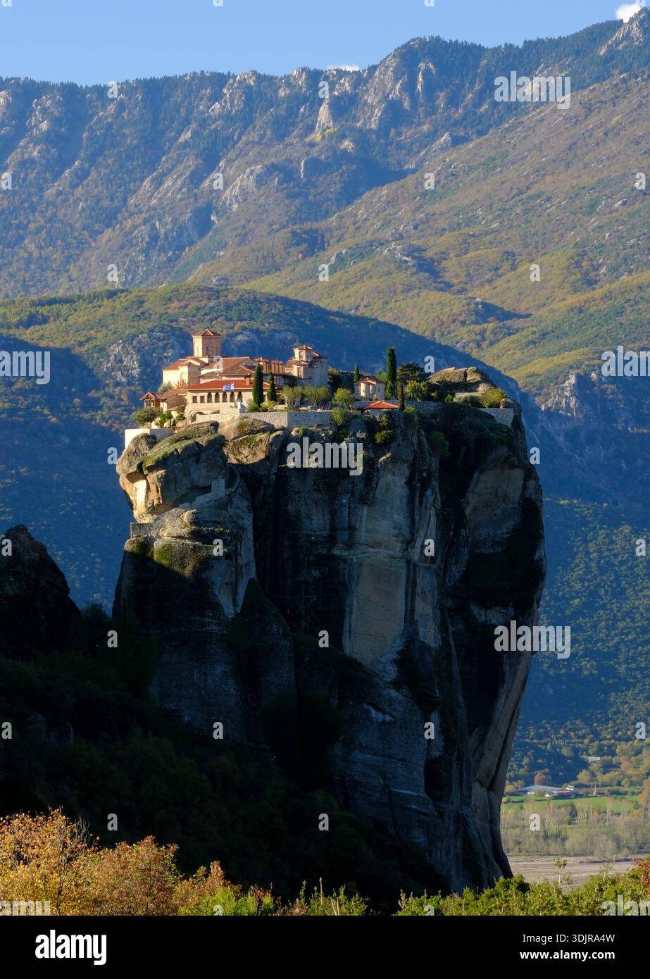 Kloster der Heiligen Dreifaltigkeit auf einer dramatischen Felssäule in Meteora mit Berglandschaft im Herbst, Thessalien, Griechenland Stockfoto