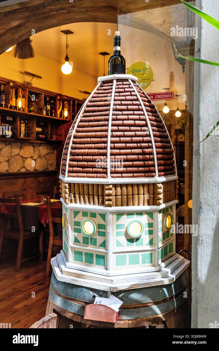 Kreative Korkstopper-Skulptur des Brunelleschi-Kuppels, ausgestellt vor einem Restaurant im historischen Zentrum von Florenz, Italien Stockfoto