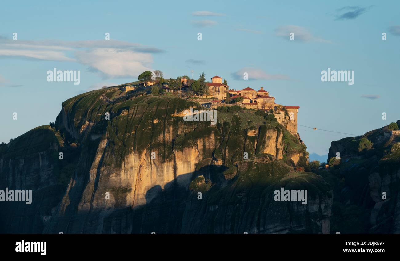 Kloster des Großen Meteorons im Morgensonnenlicht, Meteora, Thessalien, Griechenland Stockfoto