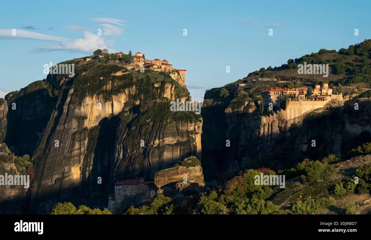 Die Klöster von Meteora im Morgensonnenlicht, Thessalien, Griechenland Stockfoto