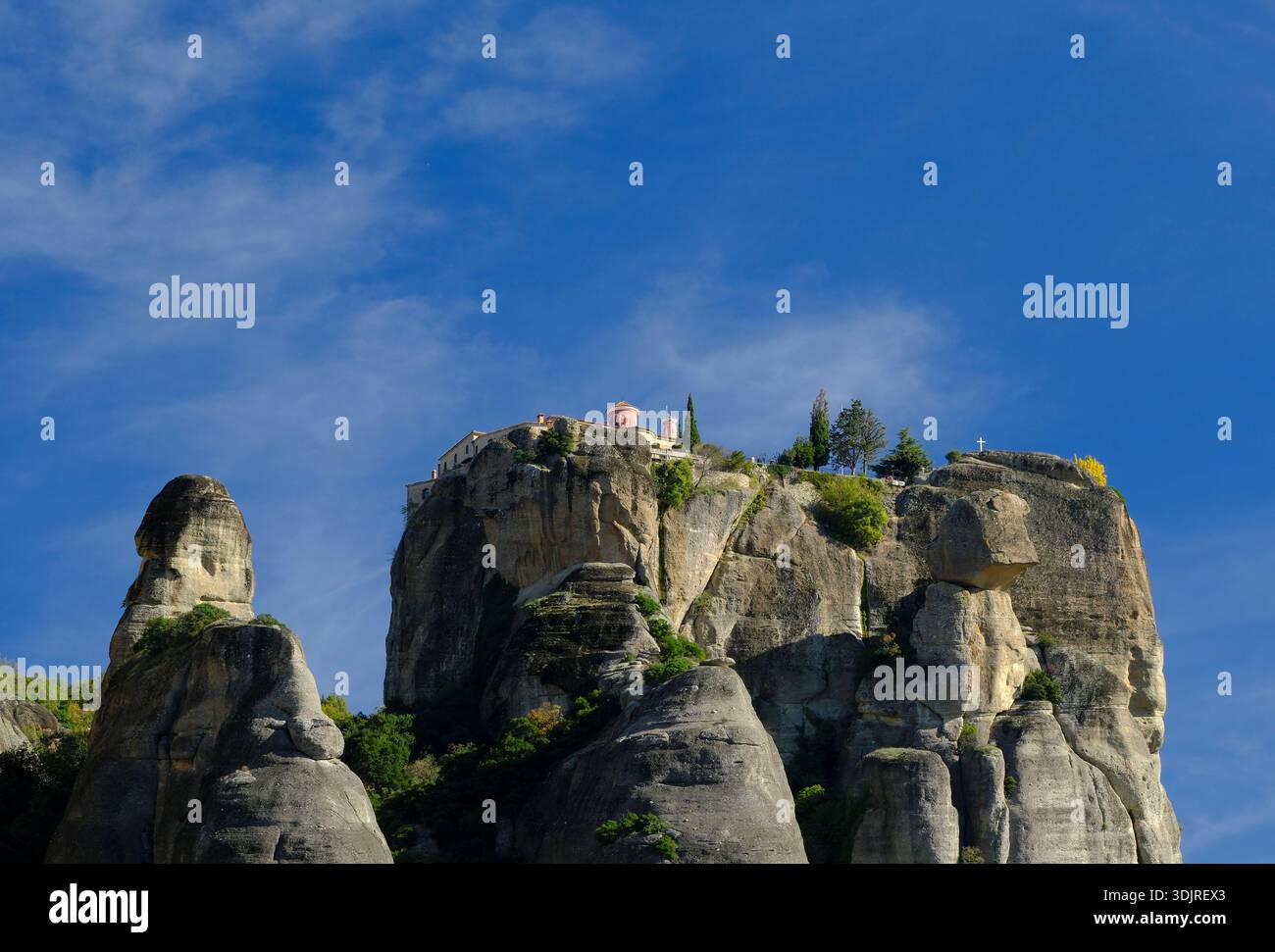 Das Kloster St. Stephans auf den Klippen thront auf hoch aufragenden Felssäulen in Meteora, Griechenland Stockfoto