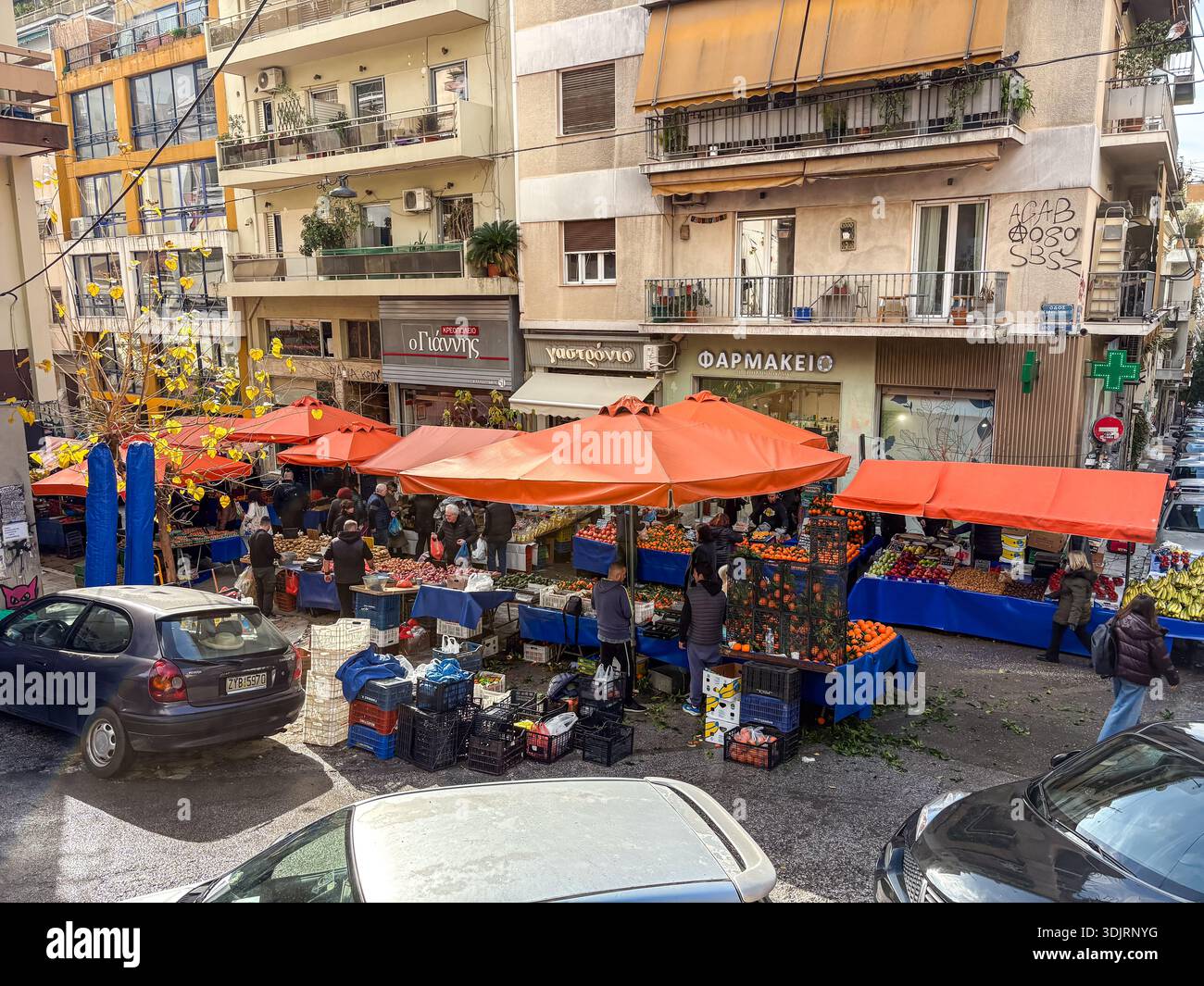 Kallidromiou Street Market (Λαϊκή Αγορά Καλλιδρόμιου). Auf einer Straße in Athen, Griechenland, werden frisches Obst und Gemüse verkauft. Stockfoto