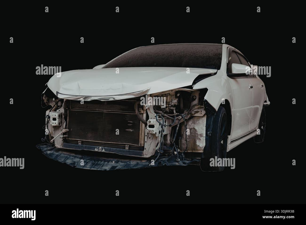Ein Bild einer weißen Limousine mit erheblichen Schäden an der Vorderseite, einschließlich einer zerknitterten Motorhaube, defekten Scheinwerfern und freiliegenden internen Komponenten. Stockfoto