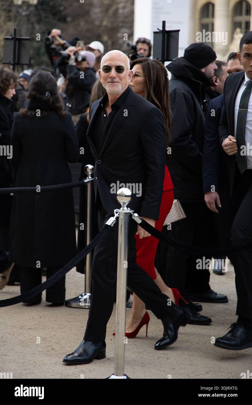 Paris, Frankreich - 26. Januar 2026: Jeff Bezos besucht Schiaparelli Haute Couture SS26 im Rahmen der Paris Fashion Week (Foto: Bruno Ngarukiye) Stockfoto