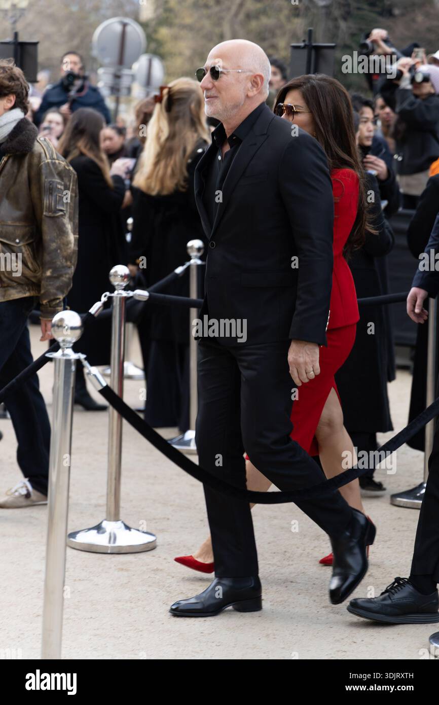 Paris, Frankreich - 26. Januar 2026: Jeff Bezos besucht Schiaparelli Haute Couture SS26 im Rahmen der Paris Fashion Week (Foto: Bruno Ngarukiye) Stockfoto