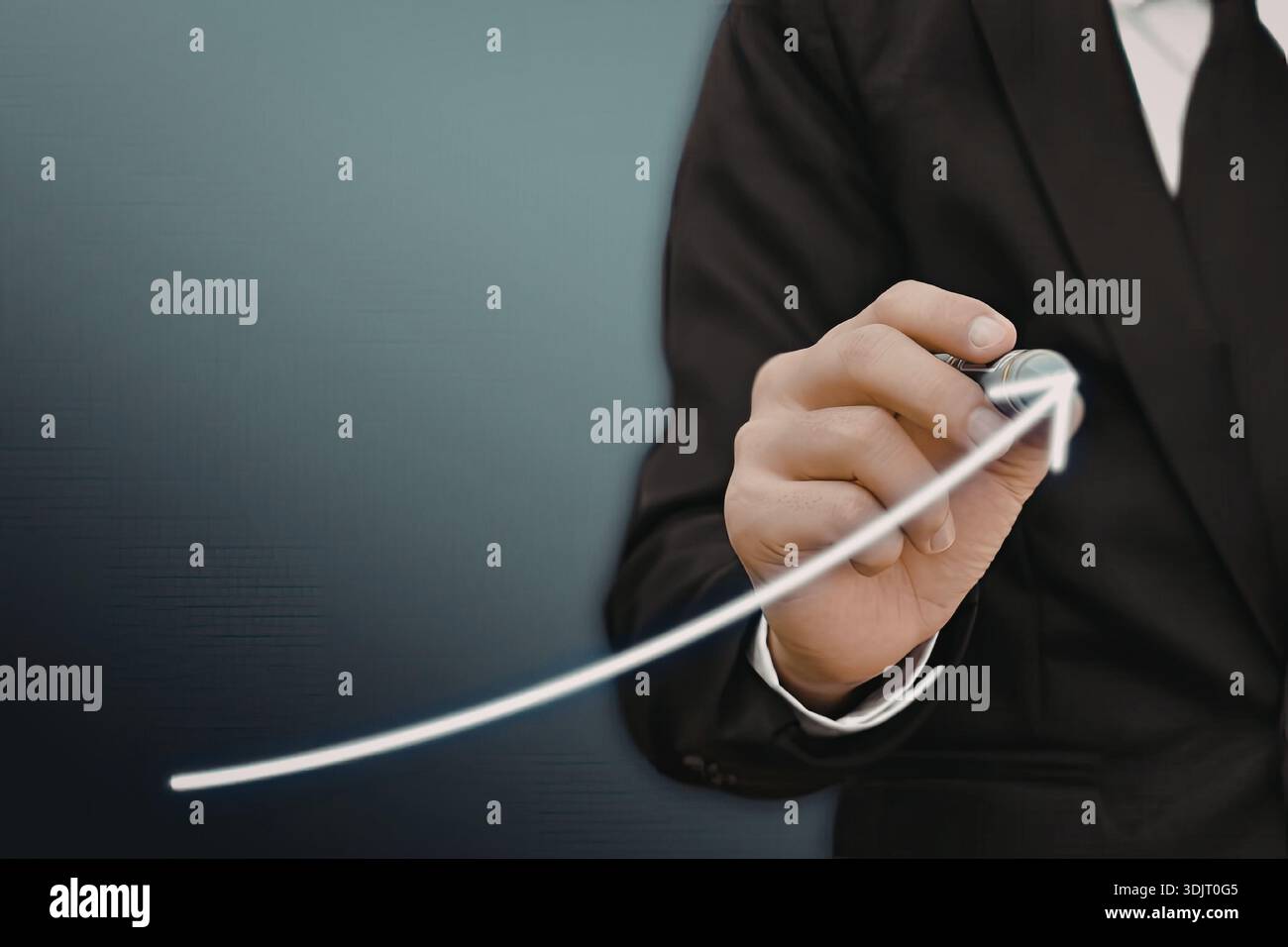 Eine Person in einem Anzug hält einen Zeiger, wahrscheinlich in einer professionellen oder lehrreichen Umgebung. Stockfoto