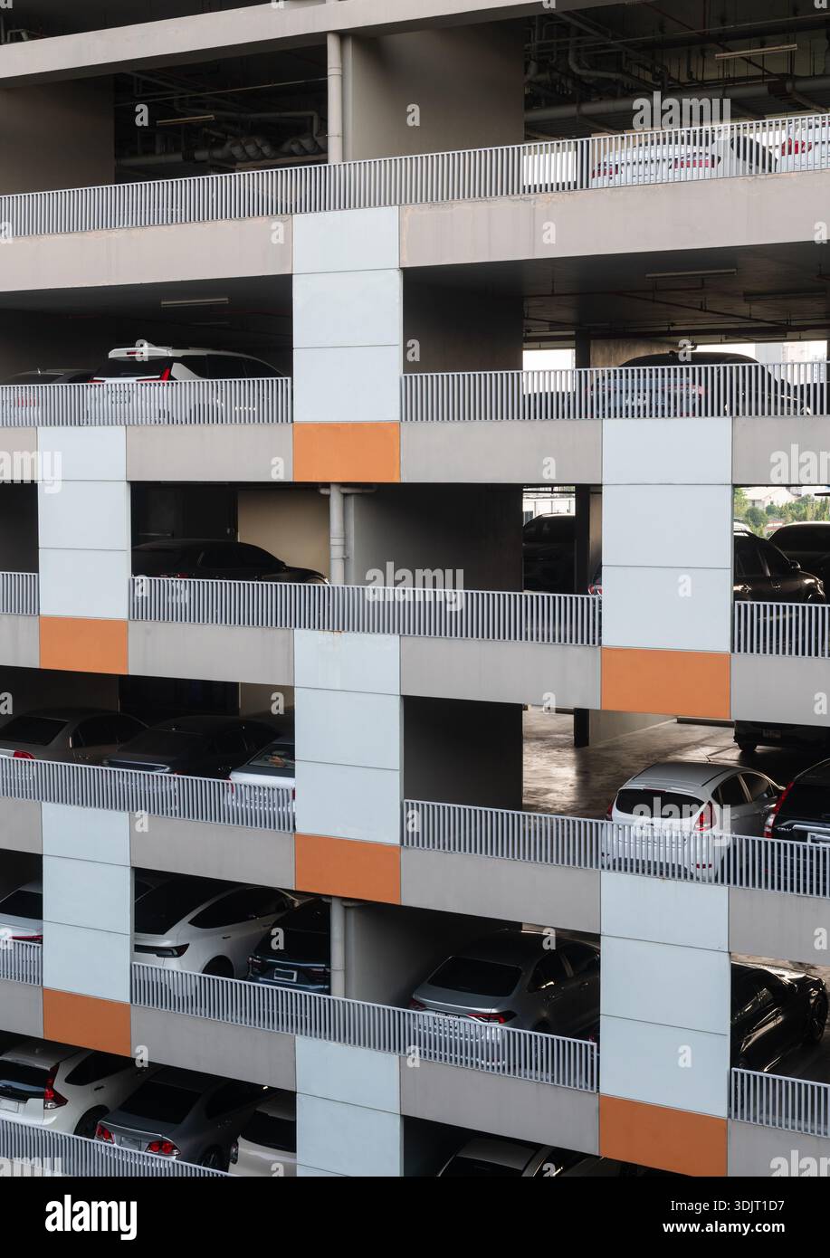 Modernes mehrstöckiges Parkhaus mit vielen Autos, die im Gebäude geparkt sind Stockfoto
