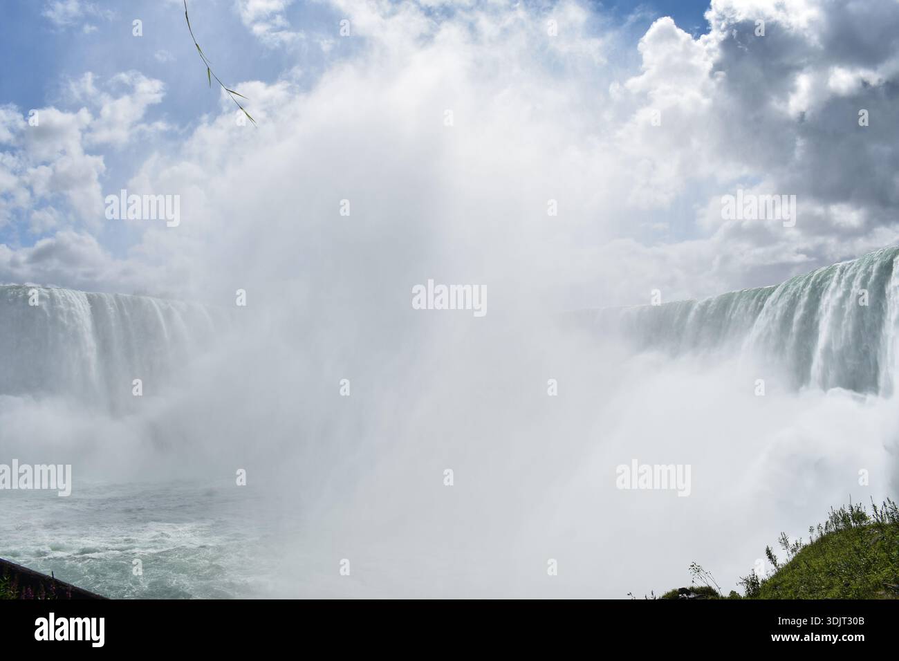 Ein Blick auf die Horseshoe Falls bei Niagara Falls, ON, Ontario, CA, Kanada an einem wunderschönen Sommertag. Ein Nebel steigt auf und verdunkelt die Aussicht. Stockfoto