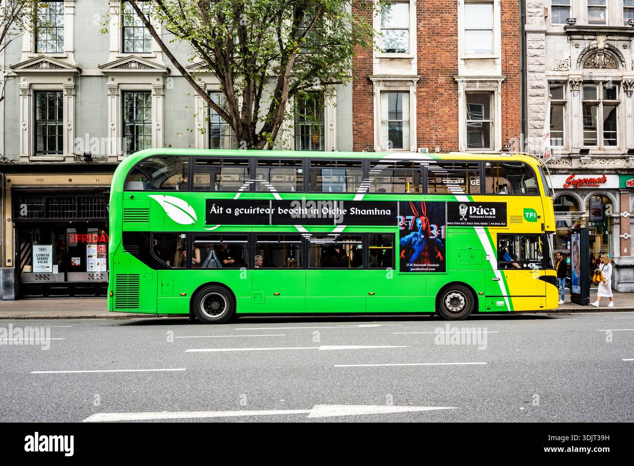 Der grüne und gelbe Dublin Bus fährt durch die geschäftigen Straßen des Stadtzentrums, ein vertrauter Anblick im öffentlichen Verkehrsnetz der Hauptstadt, Dublin, Irela Stockfoto
