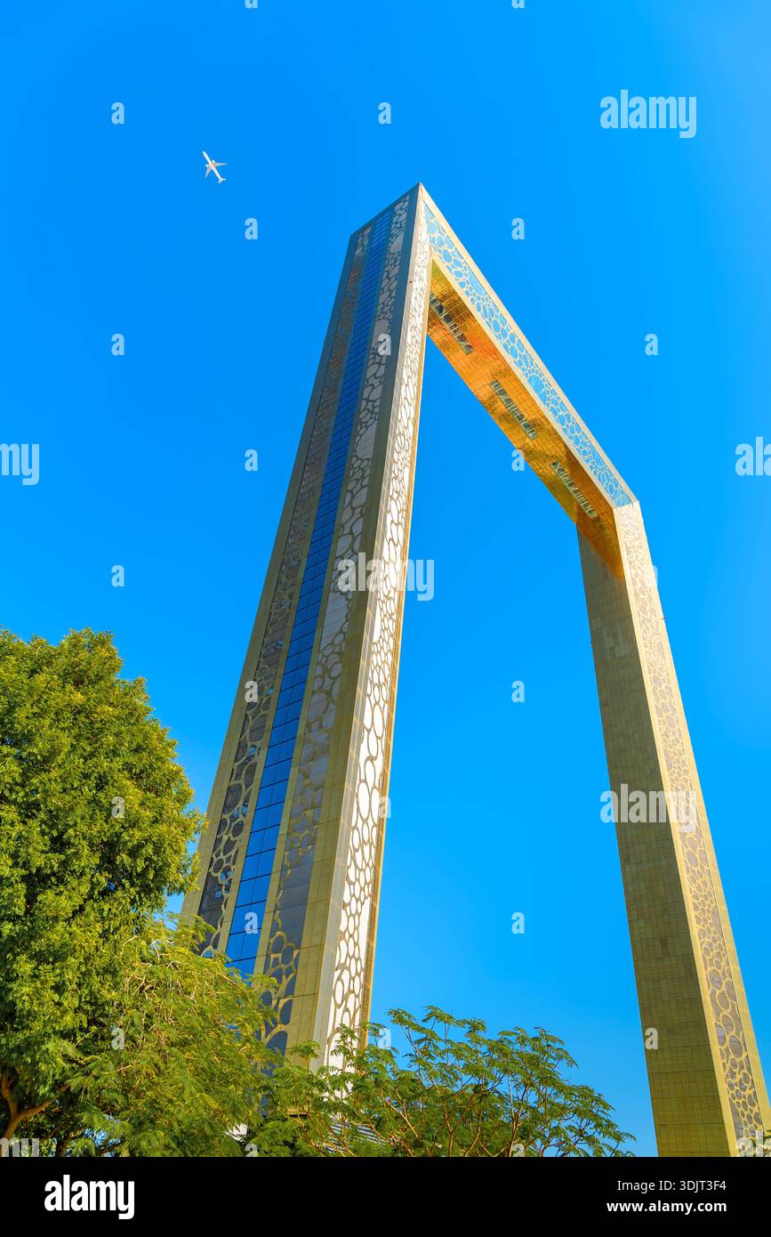 Das Flugzeug fliegt über den Rahmen von Dubai. Vereinigte Arabische Emirate Stockfoto