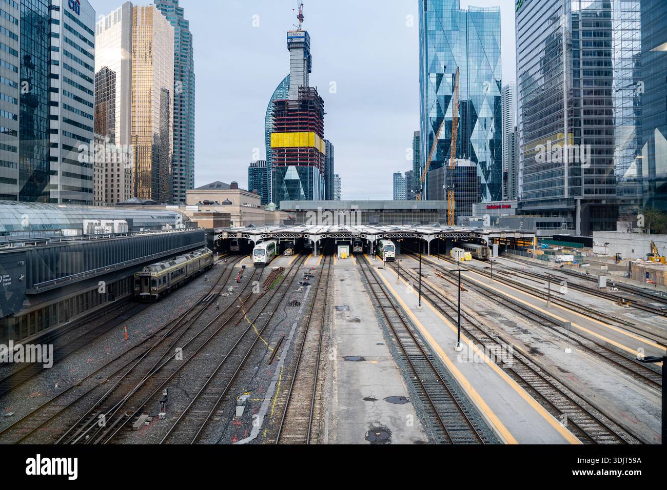 Züge an der Toronto Union Station. Toronto, Kanada - 29. April 2024. Stockfoto