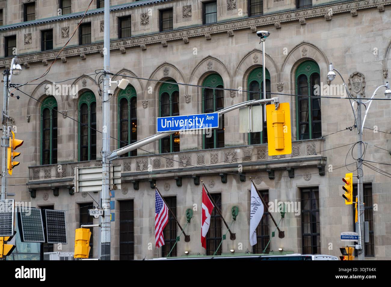 Schild an der University Avenue in der Innenstadt von Toronto. Toronto, Kanada - 29. April 2024. Stockfoto